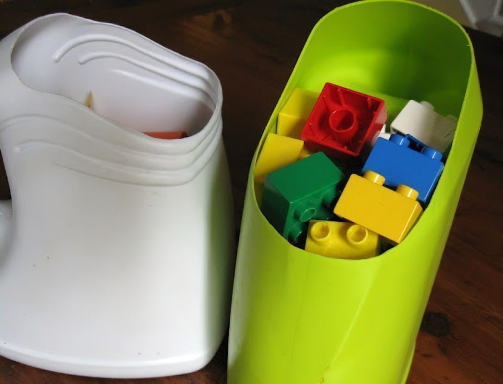 rangement pour les jouets à partir de bidons plastique recyclés, bon plan !