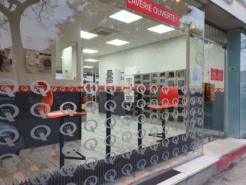 STOCK N CHARGE service de casiers consignes automatique dans la laverie SPEED QUEEN de Reims St Remi au 6 b rue Chanteraine, 51100 Reims, France